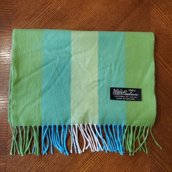Made In England Accessories - 100% Cashmere Scarf, Green. Made in England.
